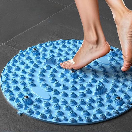 pied poser sur un tapis d acupression rond bleu