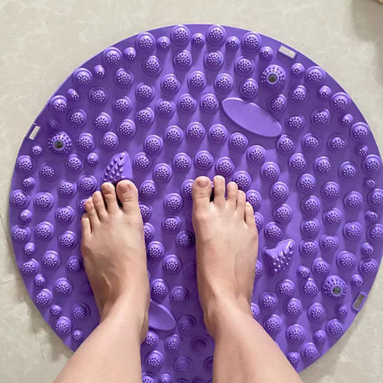 pied poser sur un tapis d acupression rond violet